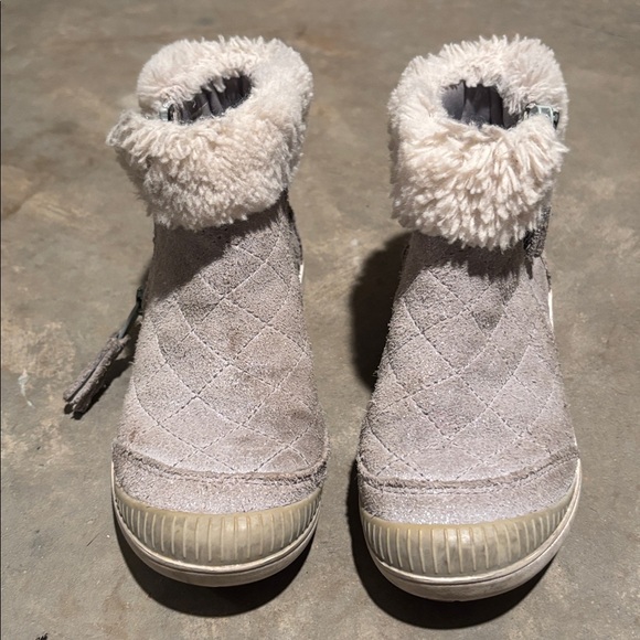 Stride Rite Other - Stride Rite Chloe Girls Silver Sneaker Boots with Faux Fur